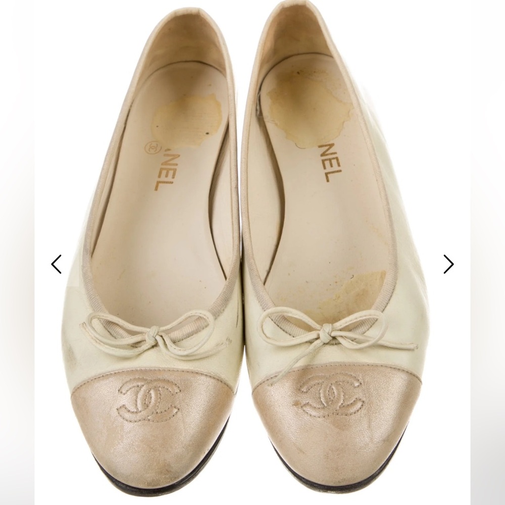 CHANEL Interlocking CC Logo Leather Ballet Flats
